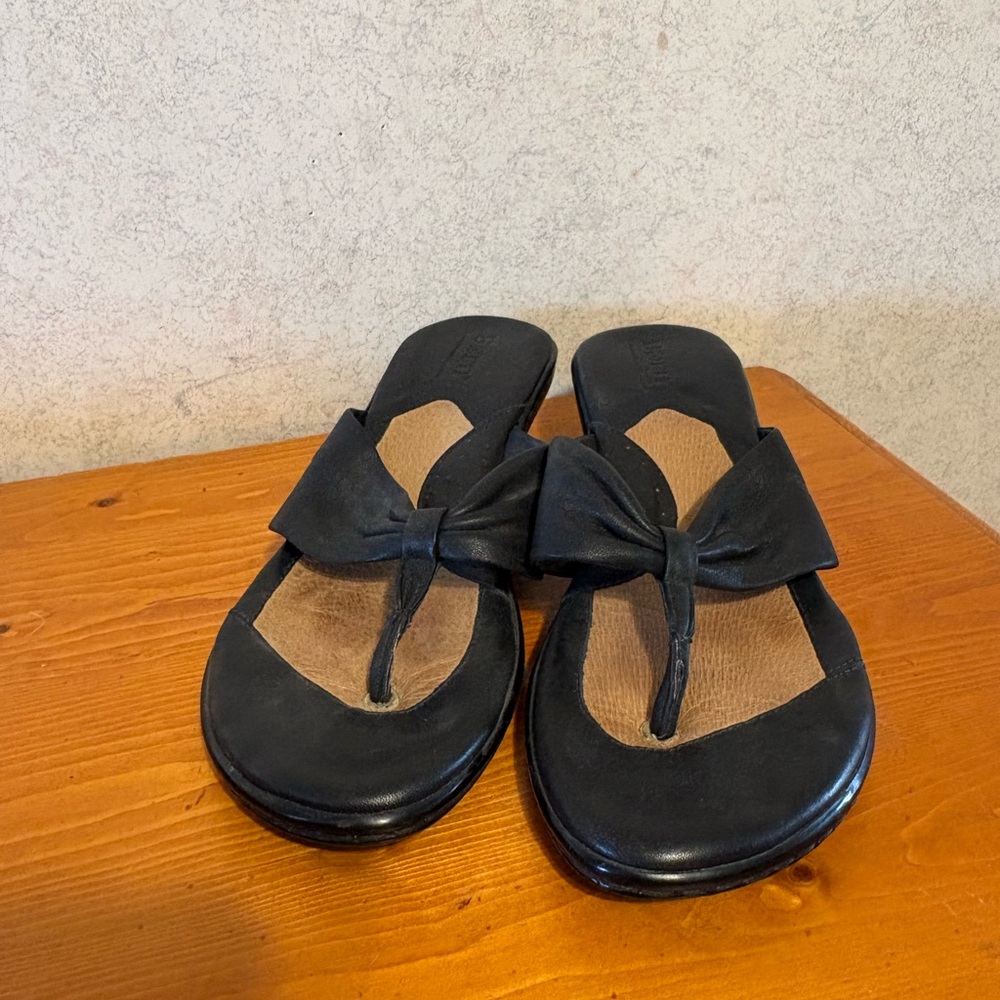 Born women's Black leather slide slip-on sandals mini wedge heel size 7